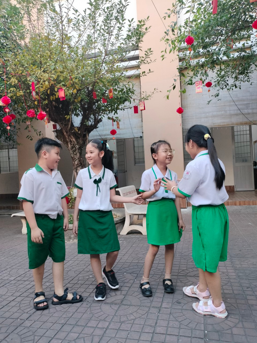 Bạn bè vui vẻ gặp lại nhau sau Tết. Bạn bè vui vẻ gặp lại nhau sau Tết.
