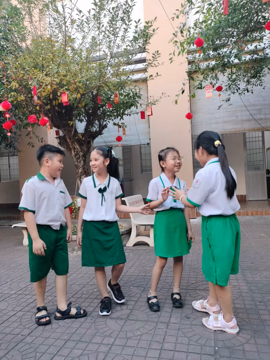 Bạn bè vui vẻ gặp lại nhau sau Tết.