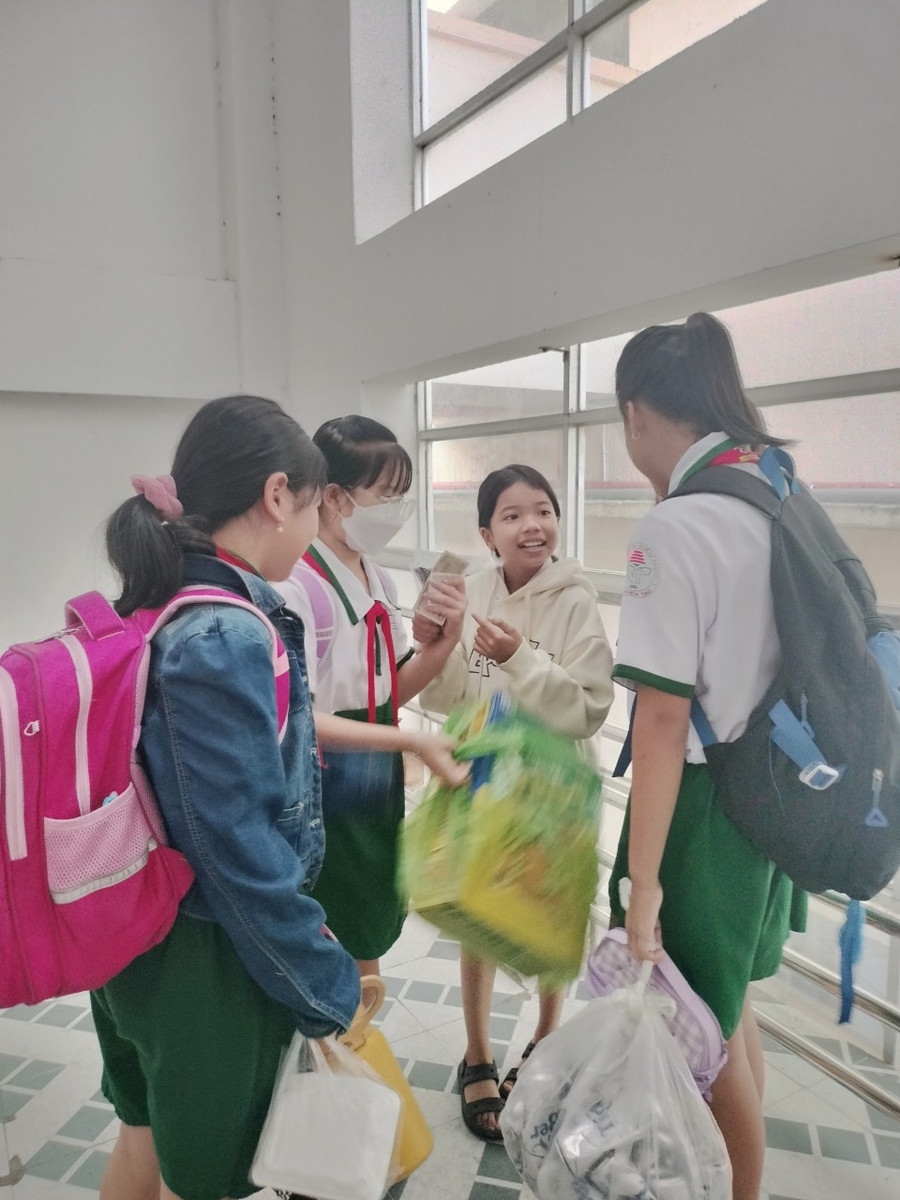 Các em học sinh mang theo vỏ lon đến trường để gây quỹ. Các em học sinh mang theo vỏ lon đến trường để gây quỹ.