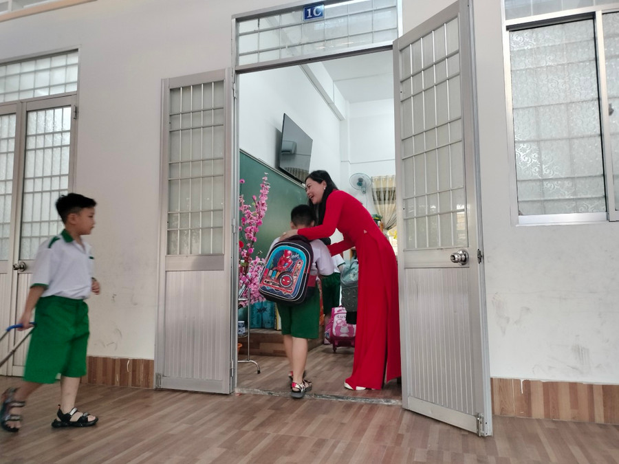 Cô Trịnh Thị Hoài đón học sinh vào lớp. Cô Trịnh Thị Hoài đón học sinh vào lớp.