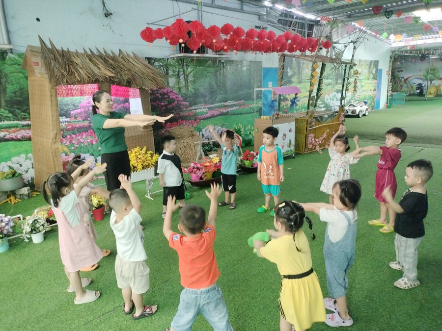 Giờ sinh hoạt của cô trò Trường mẫu giáo Sơn Ca. Giờ sinh hoạt của cô trò Trường mẫu giáo Sơn Ca.