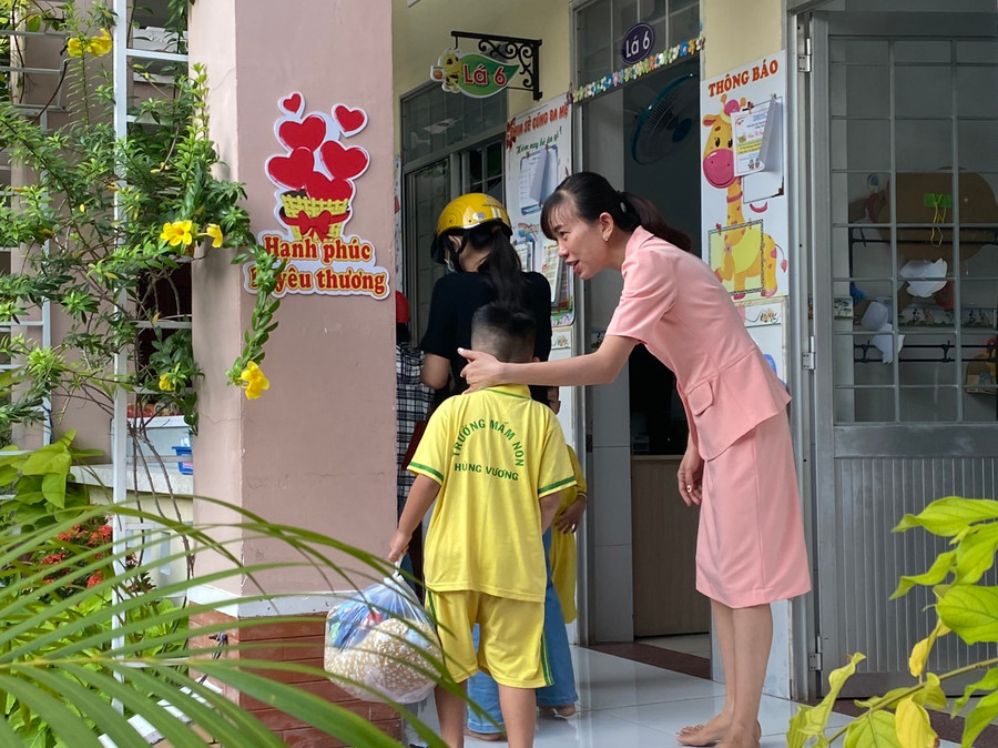 Cô giáo mầm non đón trẻ trở lại lớp sáng 19/2.