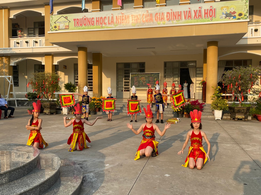 Tiết mục văn nghệ của các em học sinh trong ngày đầu trở lại lớp.