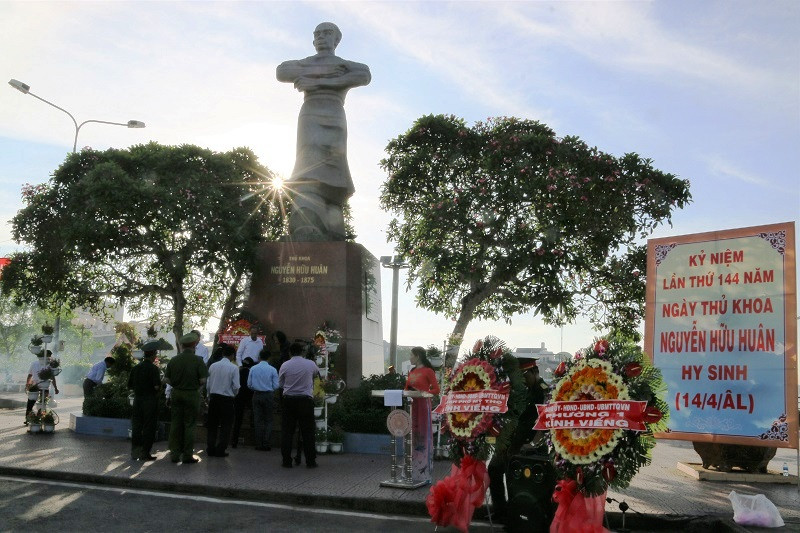 Đại biểu thắp hương và đặt tràng hoa dưới tượng đài Thủ Khoa Nguyễn Hữu Huân Đại biểu thắp hương và đặt tràng hoa dưới tượng đài Thủ Khoa Nguyễn Hữu Huân