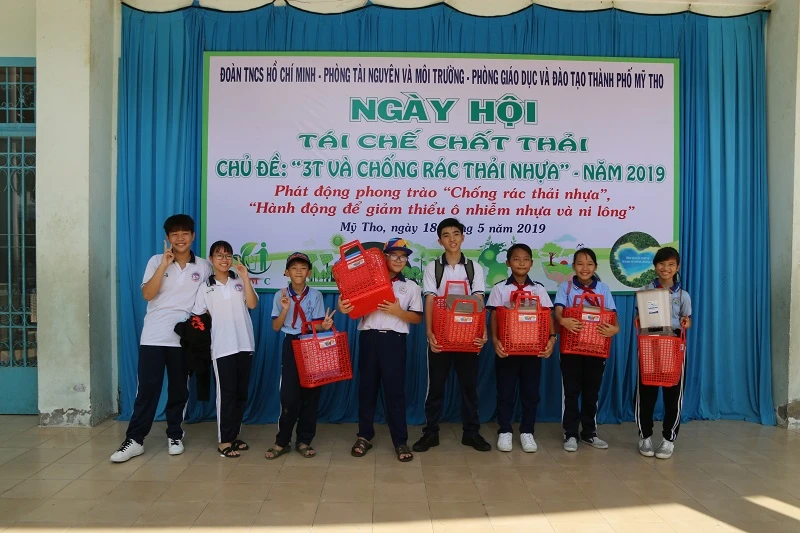 Các em HS hào hứng thu gom chất thải nguy hại, chất thải nhựa để tích điểm đổi quà.