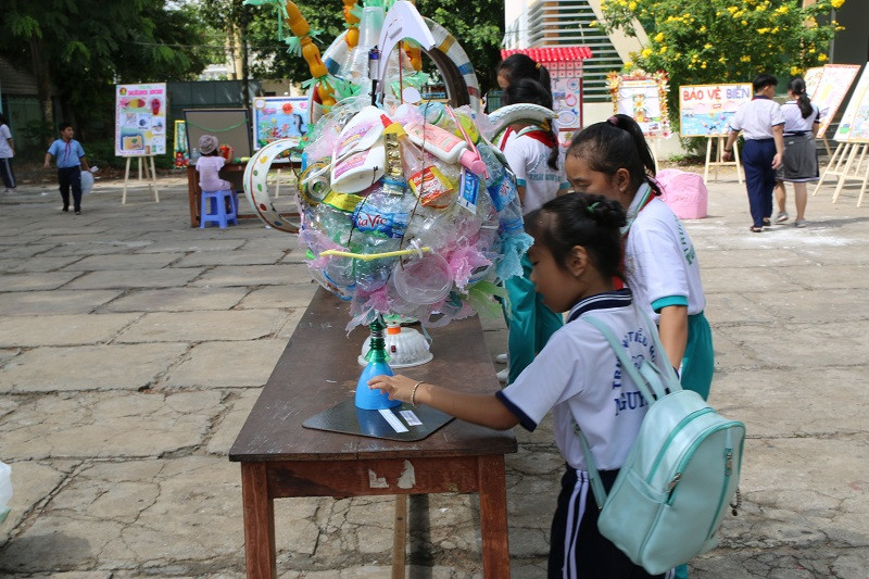 Quả cầu chất thải nhựa được kết bằng rác nhựa với thông điệp “Cứu! cứu! cứu!”. Quả cầu chất thải nhựa được kết bằng rác nhựa với thông điệp “Cứu! cứu! cứu!”.