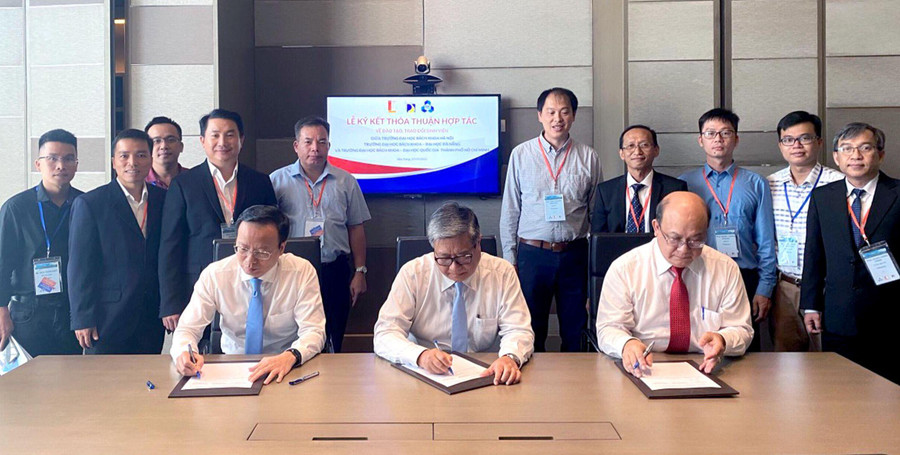 Hiệu trưởng 3 Trường ĐH Bách khoa ký kết hợp tác về việc tổ chức các khóa học trao đổi sinh viên. Ảnh: Công Chương - NTCC Hiệu trưởng 3 Trường ĐH Bách khoa ký kết hợp tác về việc tổ chức các khóa học trao đổi sinh viên. Ảnh: Công Chương - NTCC