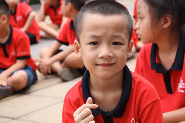 Muốn trẻ kiềm chế cảm xúc tốt, cha mẹ cũng phải bình tĩnh và tiết chế ở mọi nơi. Ảnh minh hoạ