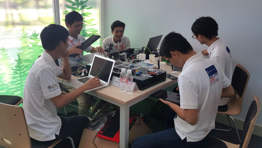 Sinh viên Trường ĐH Bách khoa TPHCM trong một giờ học nhóm.