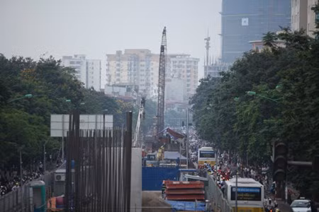 Anh: Ron nguoi “tu than khong trung” rinh nguoi di duong