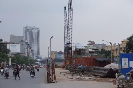 Anh: Ron nguoi “tu than khong trung” rinh nguoi di duong