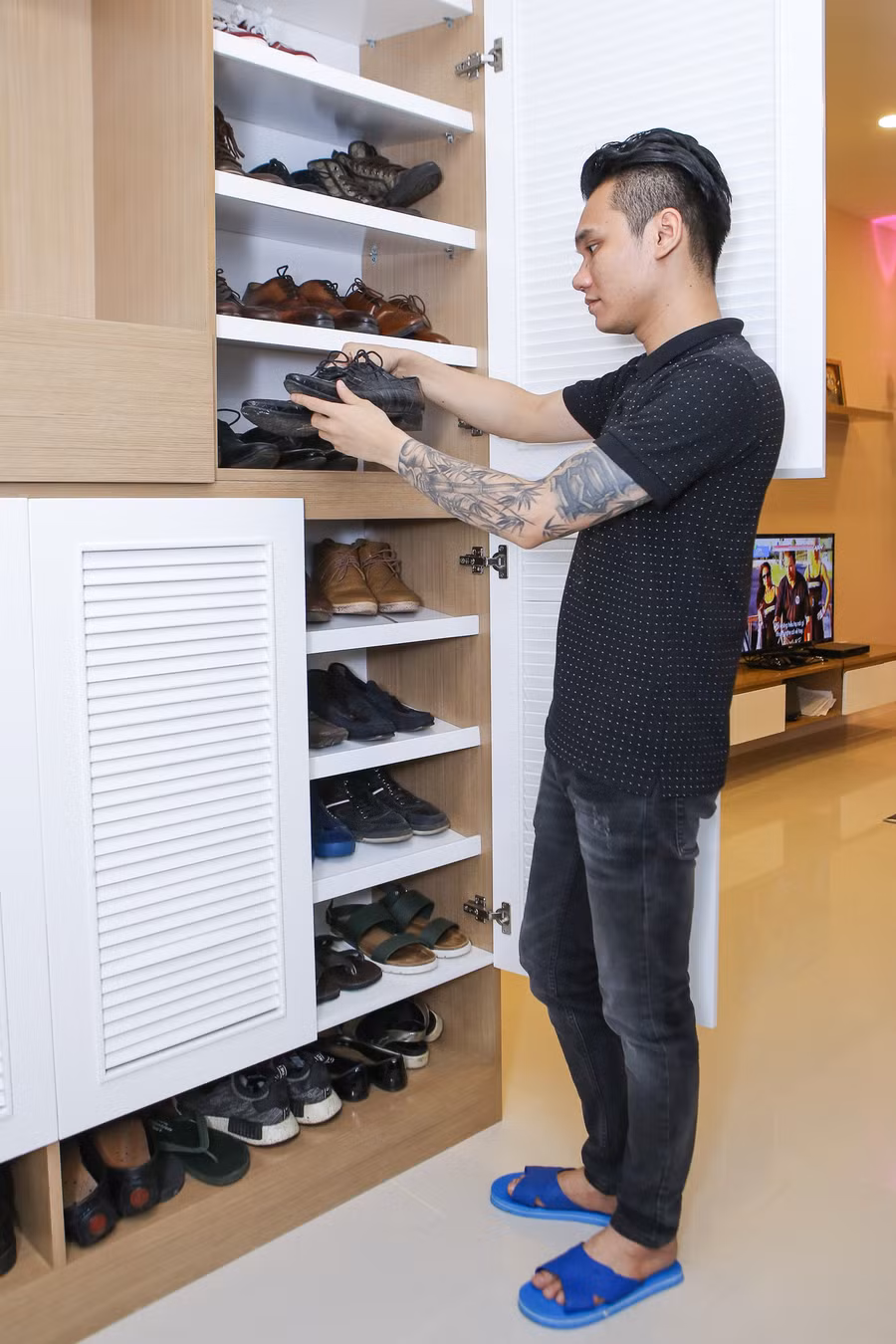 Không chú trọng về quần áo, nhưng nam ca sĩ gốc Bắc lại là người rất sành về giày. Tủ giày của anh lên đến gần 50 đôi, trong đó có những đôi là phiên bản hạn chế được mua khi đi lưu diễn nước ngoài.