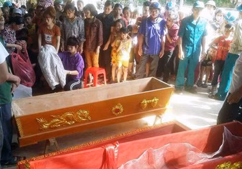 Hai chiếc quan tài chuẩn bị lo hậu sự