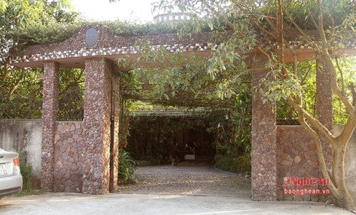 Cận cảnh biệt thự hình trái tim xây bằng sỏi 