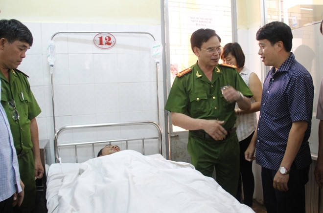 Trung úy Nguyễn Quốc Năm đang được điều trị cấp cứu tại Bệnh viện Đa khoa tỉnh Đắk Lắk.