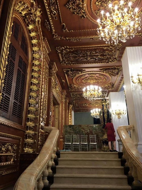 Cận cảnh biệt thự hình trái tim xây bằng sỏi 