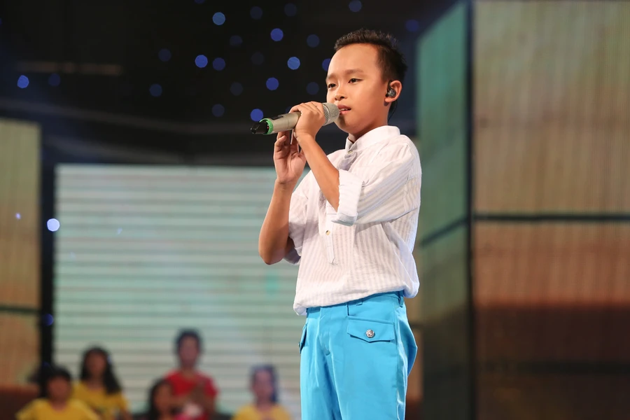 Cậu bé hát đám cưới tiếp tục gây sốt ở Vietnam Idol Kids