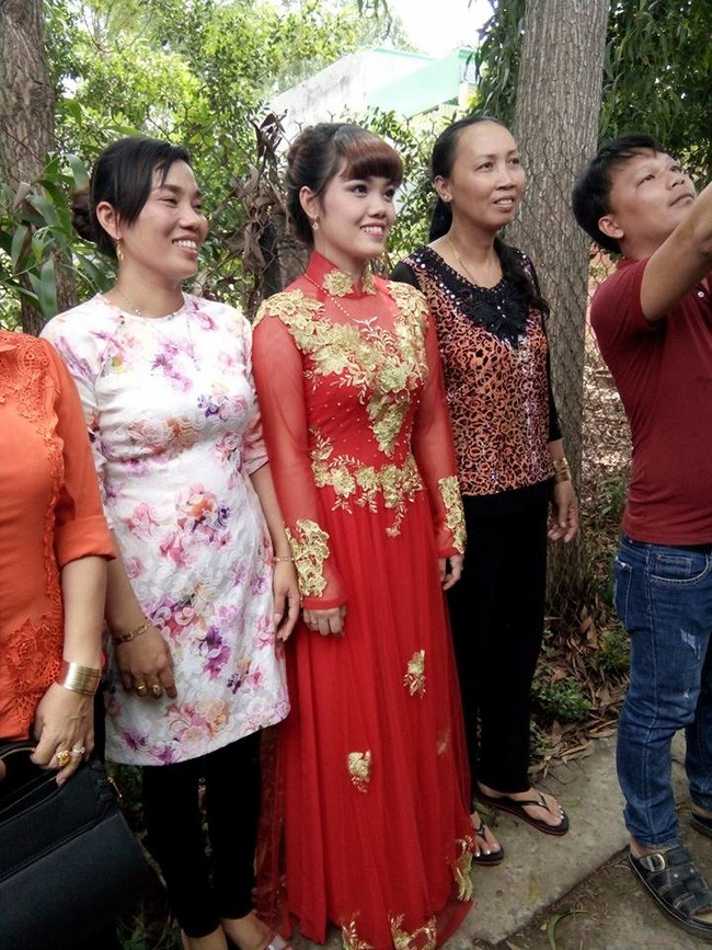 Chú rể qua đời vì tai nạn giao thông, cô dâu vẫn tổ chức đám cưới một mình - Ảnh 8. Chú rể qua đời vì tai nạn giao thông, cô dâu vẫn tổ chức đám cưới một mình - Ảnh 8.