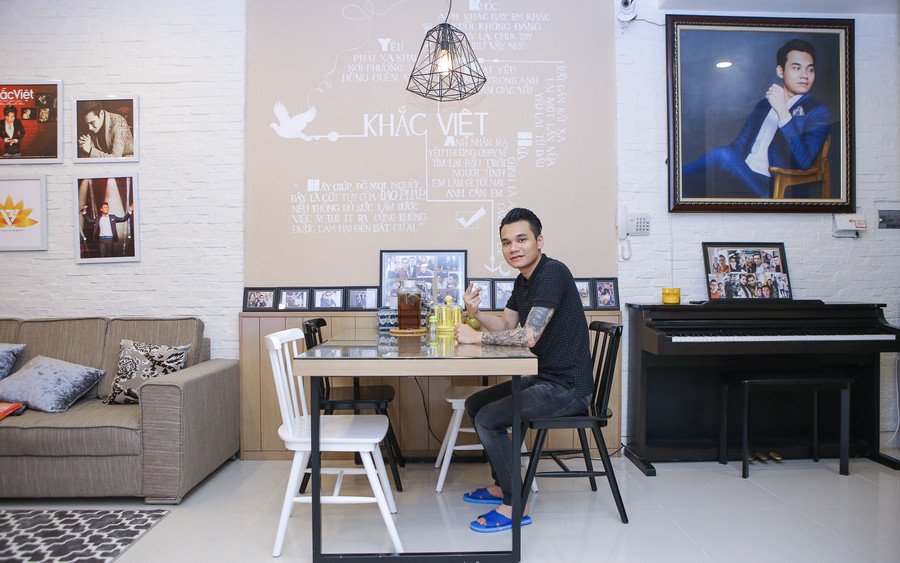 Để tiếng kiệm không gian, phòng khách và bàn ăn được thiết kế liền kề nhau. Ở khu vực này, anh đặt họa sĩ vẽ lên tường các ca khúc mình từng thể hiện thành công như một điểm nhấn đặc biệt. Bức tranh chân dung được Khắc Việt yêu thích bởi đường nét tinh tế không khác gì ảnh chụp. Để tiếng kiệm không gian, phòng khách và bàn ăn được thiết kế liền kề nhau. Ở khu vực này, anh đặt họa sĩ vẽ lên tường các ca khúc mình từng thể hiện thành công như một điểm nhấn đặc biệt. Bức tranh chân dung được Khắc Việt yêu thích bởi đường nét tinh tế không khác gì ảnh chụp.