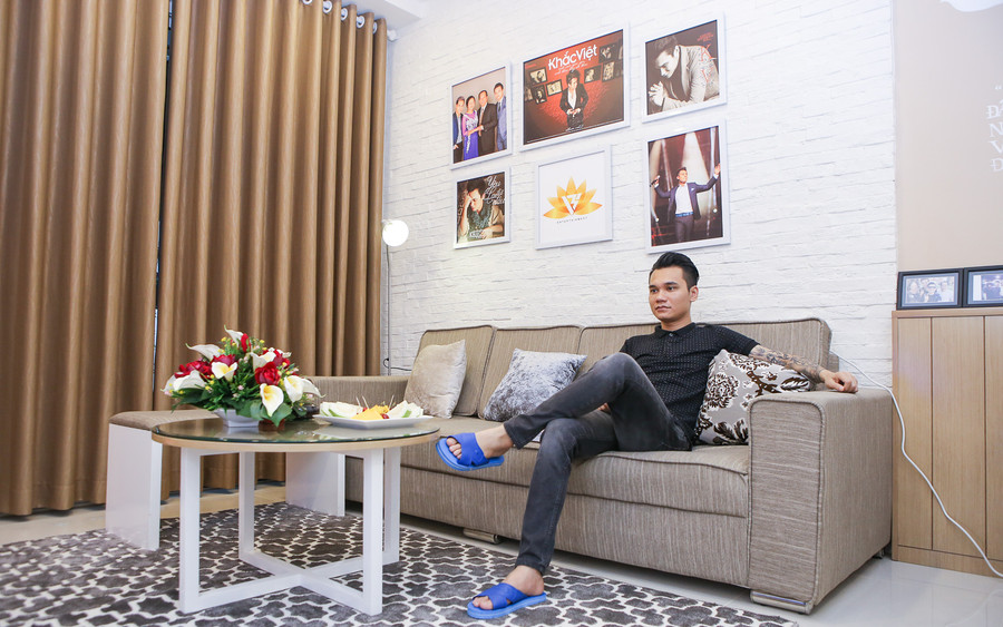 Muốn có không gian sống thoải mái, thoáng mát, nam ca sĩ Anh khác hay em khác không trưng bày quá nhiều đồ vật trong nhà. Thay vào đó, anh đặt những vật dụng mang dấu ấn cá nhân, chủ yếu là khung ảnh. Muốn có không gian sống thoải mái, thoáng mát, nam ca sĩ Anh khác hay em khác không trưng bày quá nhiều đồ vật trong nhà. Thay vào đó, anh đặt những vật dụng mang dấu ấn cá nhân, chủ yếu là khung ảnh.