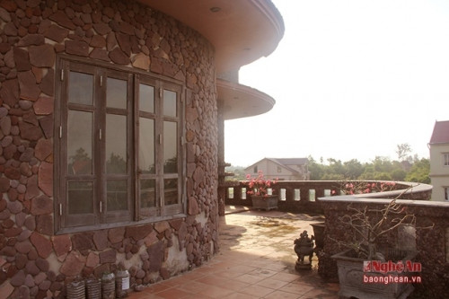 Cận cảnh biệt thự hình trái tim xây bằng sỏi 