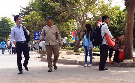 Xe ôm vào tận bên trong khuông viên sân bay Tân Sơn Nhất để chèo kéo khách