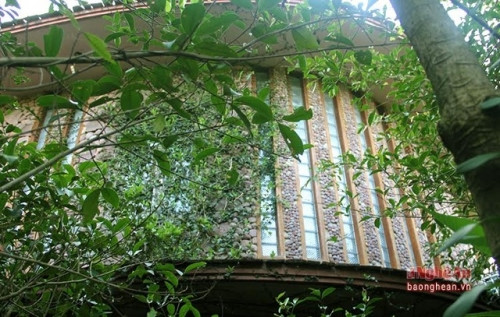 Cận cảnh biệt thự hình trái tim xây bằng sỏi 