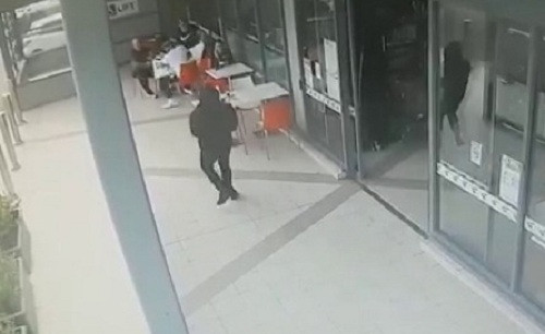 giay-phut-trum-xa-hoi-den-australia-bi-am-sat-giua-pho