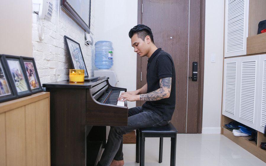 Là ca sĩ kiêm nhạc sĩ nên việc sáng tác gắn liền với sinh hoạt thường ngày của Khắc Việt. Chiếc piano đặt gọn gàng ngay cửa ra vào là nơi anh cho ra đời những sáng tác mới. Là ca sĩ kiêm nhạc sĩ nên việc sáng tác gắn liền với sinh hoạt thường ngày của Khắc Việt. Chiếc piano đặt gọn gàng ngay cửa ra vào là nơi anh cho ra đời những sáng tác mới.