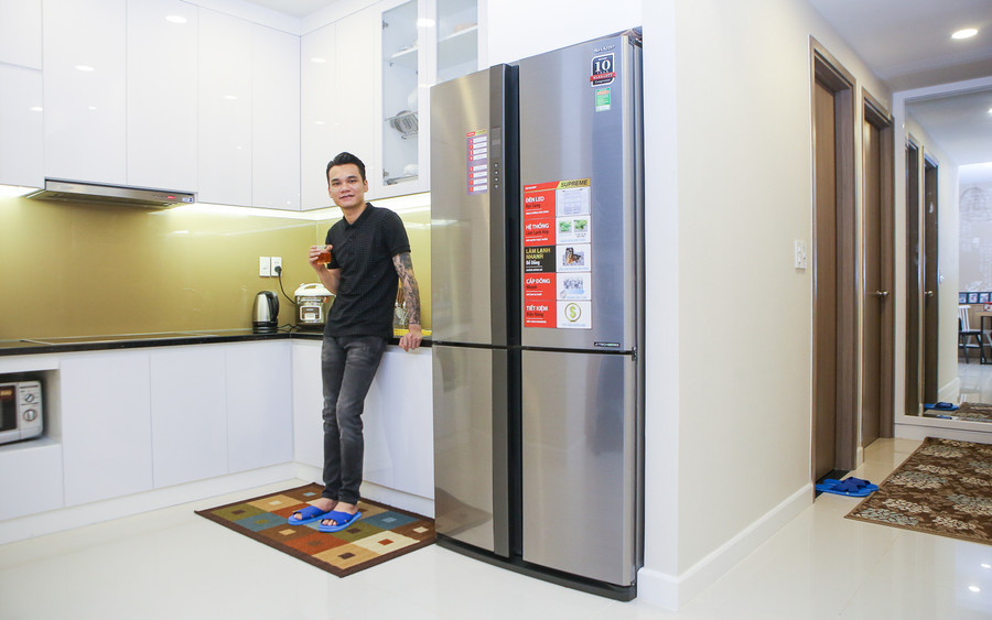 Thường xuyên đi diễn xa nhà, phải ăn ngoài nên phòng bếp của căn hộ ít khi được sử dụng đến. Tuy nhiên khi rãnh rỗi, Khắc Việt thường mời bạn bè về nấu nướng, ăn uống. Thường xuyên đi diễn xa nhà, phải ăn ngoài nên phòng bếp của căn hộ ít khi được sử dụng đến. Tuy nhiên khi rãnh rỗi, Khắc Việt thường mời bạn bè về nấu nướng, ăn uống.