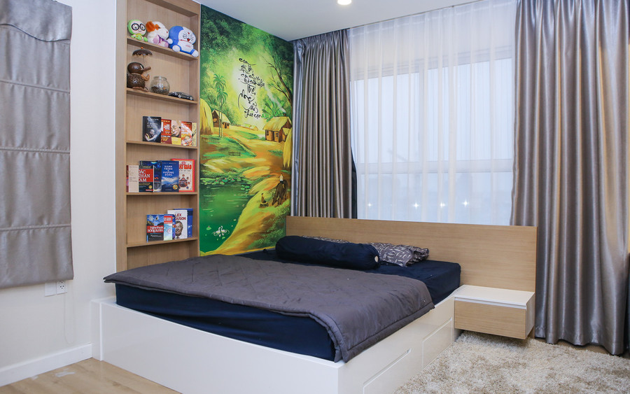 Ít ai biết, Khắc Việt là người rất thích đọc các tác phẩm Phật giáo. Anh chia sẻ, những lời dạy trong sách tác động rất nhiều đến cách sống và suy nghĩ bản thân, không sân si và biết buông bỏ những thứ không thuộc về mình. Trong phòng ngủ, anh đóng riêng kệ để kê những quyển sách yêu thích. Kế bên là bức tranh phong cảnh. Ít ai biết, Khắc Việt là người rất thích đọc các tác phẩm Phật giáo. Anh chia sẻ, những lời dạy trong sách tác động rất nhiều đến cách sống và suy nghĩ bản thân, không sân si và biết buông bỏ những thứ không thuộc về mình. Trong phòng ngủ, anh đóng riêng kệ để kê những quyển sách yêu thích. Kế bên là bức tranh phong cảnh.