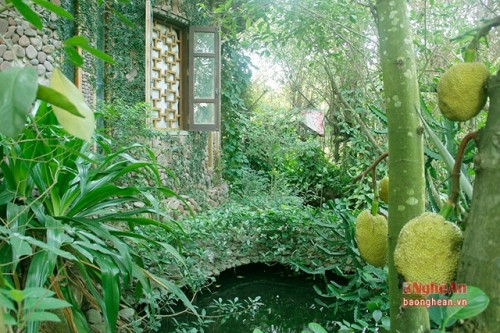 Cận cảnh biệt thự hình trái tim xây bằng sỏi 