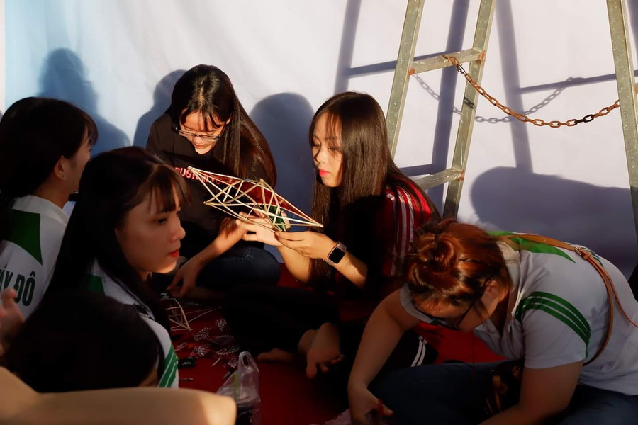 Nữ sinh viên ĐH Tây Đô gấp rút hoàn thành lồng đèn.