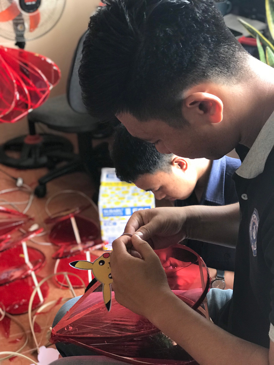 Sinh viên nam cũng khéo tay không kém các bạn nữ.