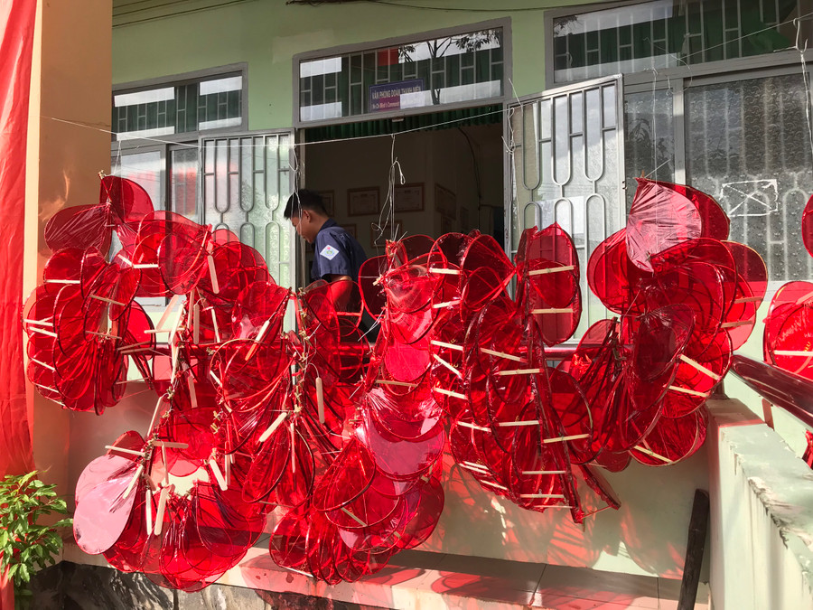 Những chiếc lồng đèn đẹp được sinh viên làm hoàn toàn bằng thủ công.