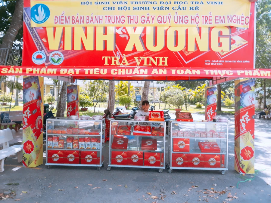 Quầy bánh Trung thu gây quỹ ủng hộ trẻ em nghèo của SV Trường ĐH Trà Vinh.