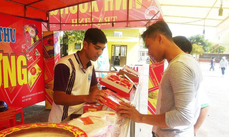 Sinh viên và người dân đến ủng hộ quầy bánh