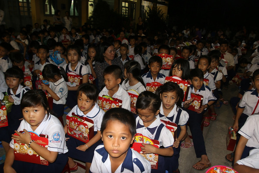 Học sinh hoàn cảnh khó khăn được nhận quà Trung thu.