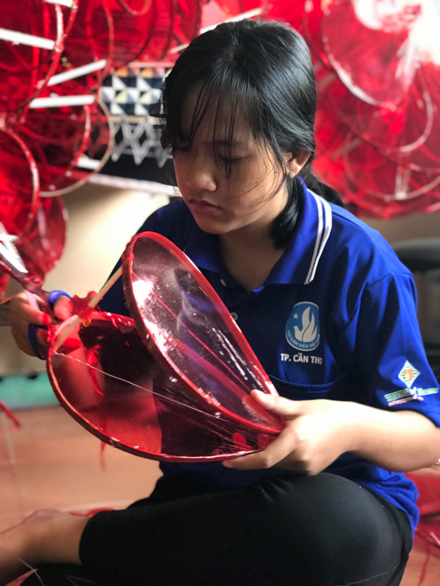 Sinh viên Trường CĐ nghề Cần Thơ tất bật làm lồng đèn.