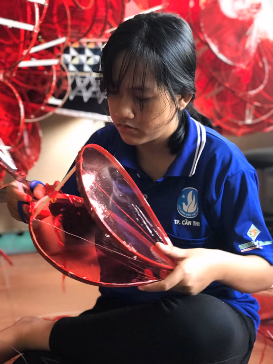 Sinh viên Trường CĐ nghề Cần Thơ tất bật làm lồng đèn.
