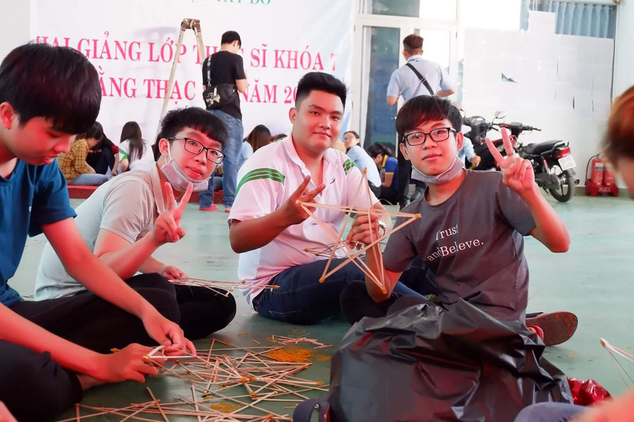 Mỗi người một việc với mong muốn có chiếc đèn đẹp nhất cho các em nhỏ.