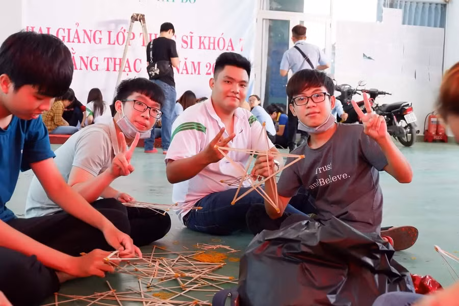 Mỗi người một việc với mong muốn có chiếc đèn đẹp nhất cho các em nhỏ.