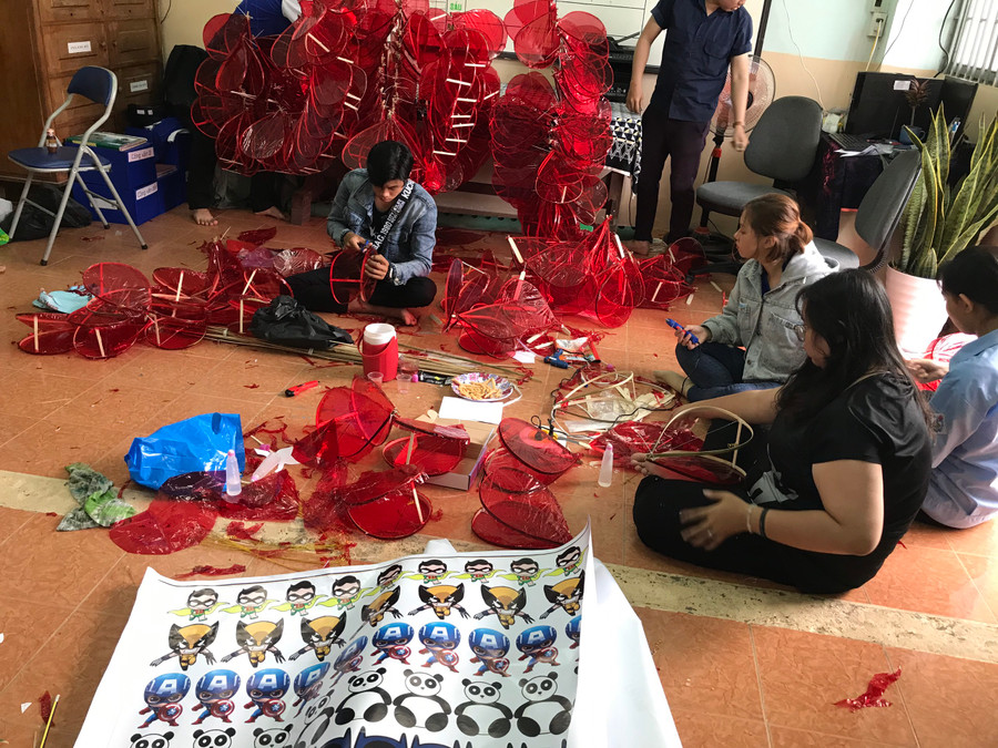 Rất nhiều lồng đèn được hoàn thành.