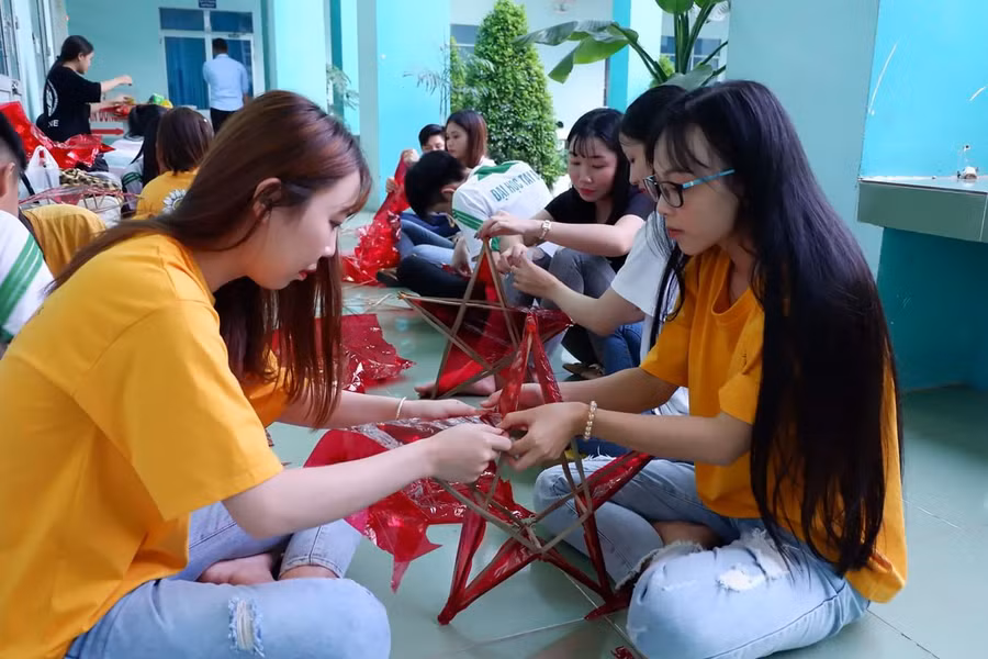 Làm đèn trung thu.