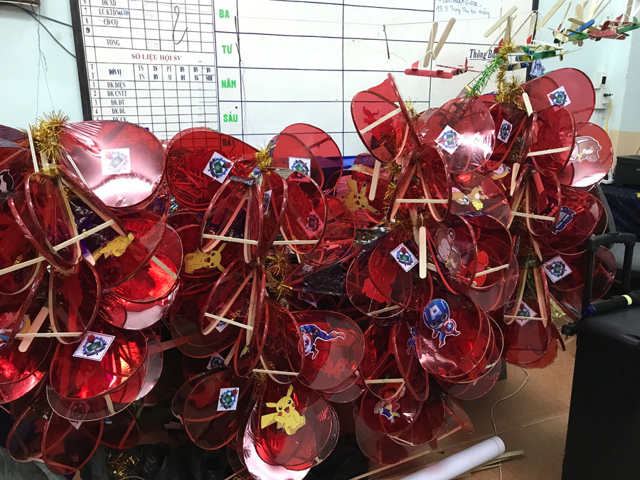 Tập kết chuẩn bị đem đến địa điểm trao cho các em nhỏ.