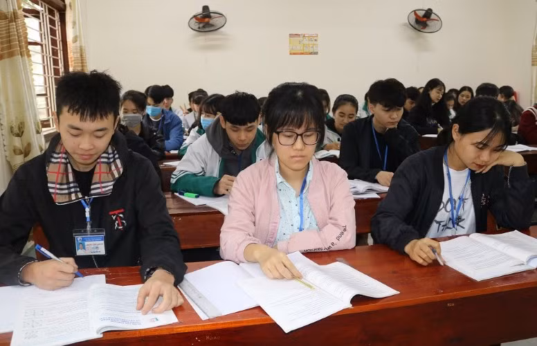 Một giờ ôn tập môn Toán của học trò Trường THPT Đồng Hỷ (Thái Nguyên). Ảnh: TG