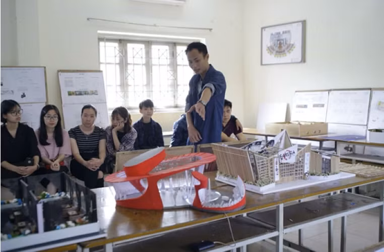 ThS Bùi Văn Long hướng dẫn sinh viên môn học Cơ sở tạo hình chuyên ngành.