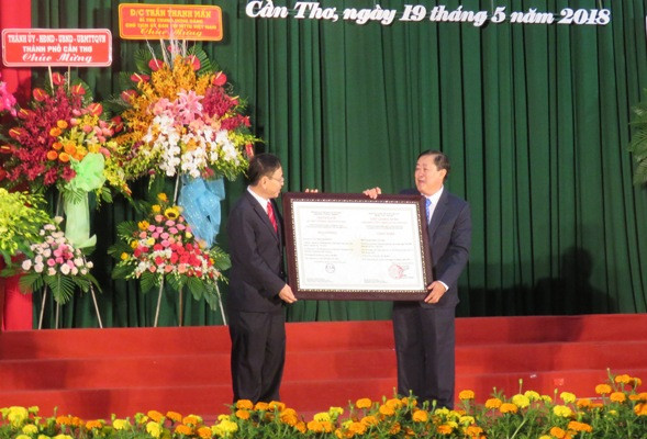 GS.TS Hà Thanh Toàn (phải) - Hiệu trưởng Trường ĐH Cần Thơ đón nhận Giấy chứng nhận kiểm định chất lượng giáo dục