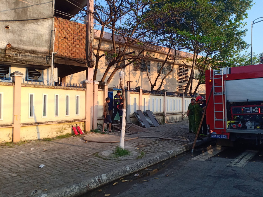 Một phần cửa kính của khu vực ăn của trường buộc phải đập bỏ để phục vụ việc chữa cháy