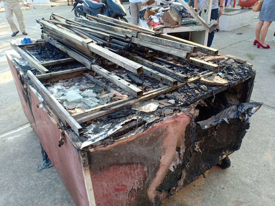 Do có nhiều vật dụng dễ cháy nên gần như đồ đạc của tiểu thương đều bị thiêu rụi